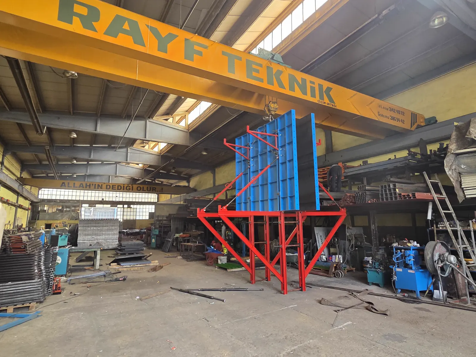 Unidad de encofrado trepante de acero para Bangladés montada bajo el puente grúa en el taller de Rayf Teknik