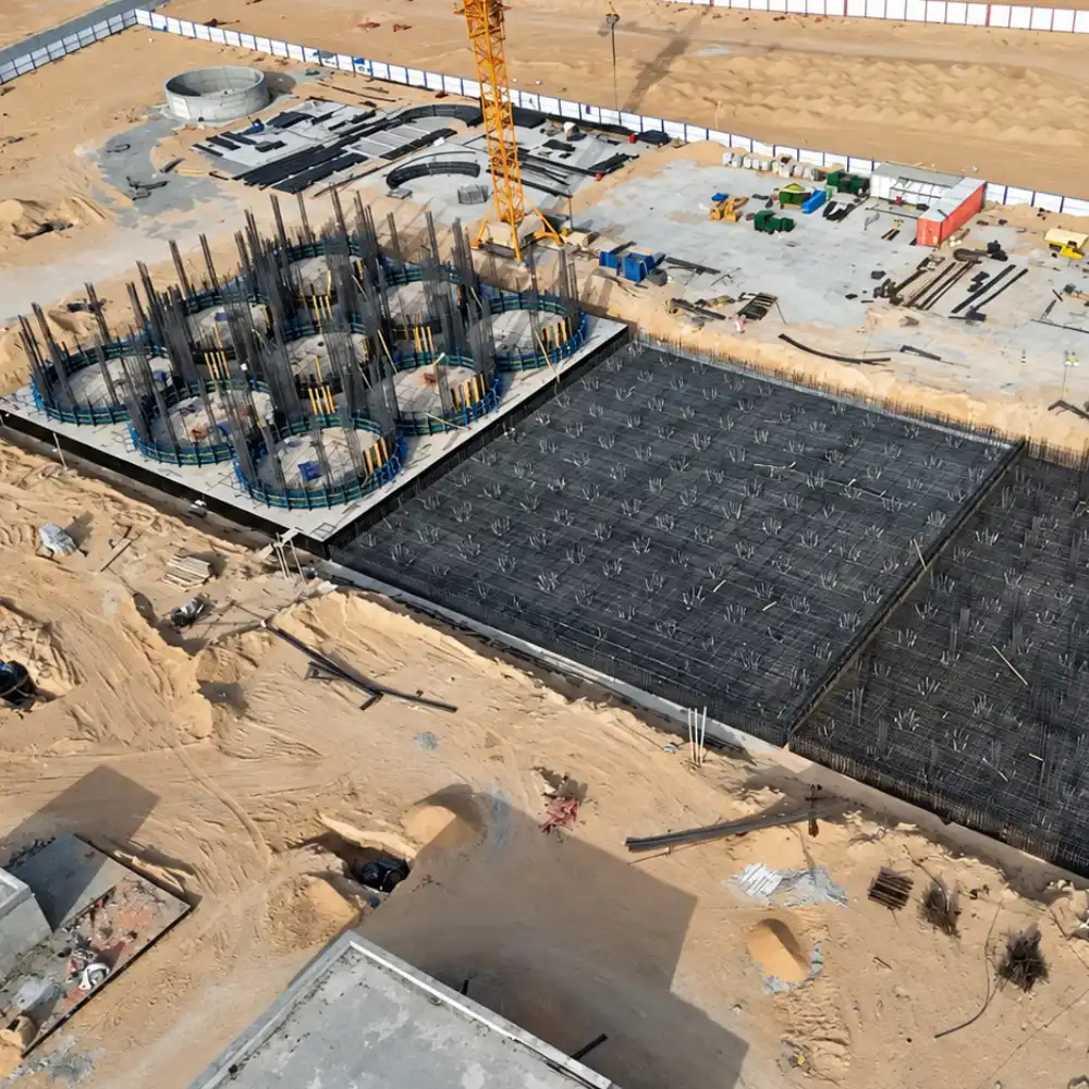 Vista aérea de un grupo de silos de nueve celdas y de la armadura de la losa de cimentación contigua en Argelia