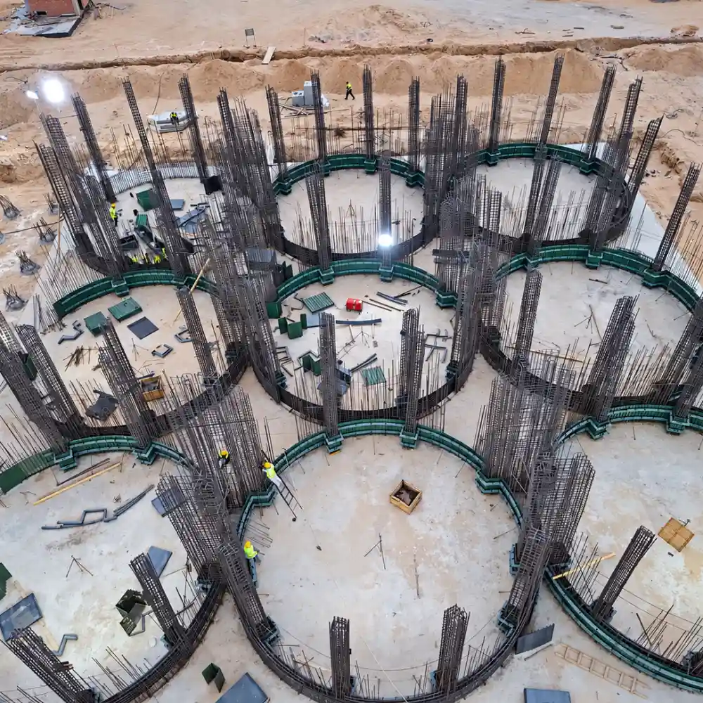 Vista cenital de los anillos de encofrado deslizante de un grupo de silos de cereales de nueve celdas en Argelia