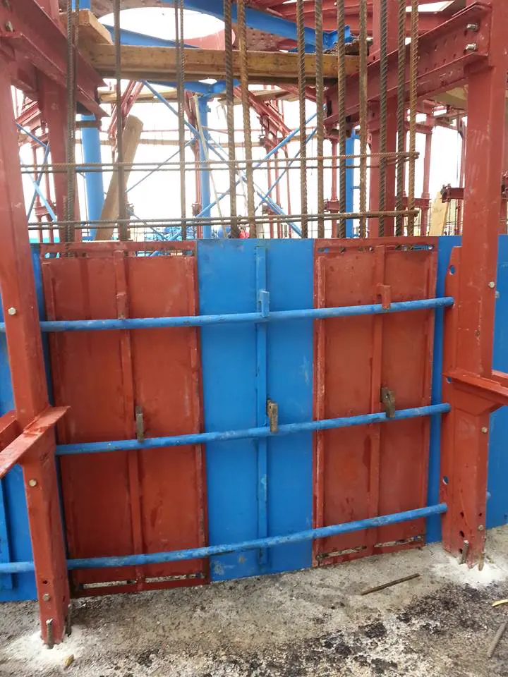 Slipform deck and jacking frames for the 100 m Bozüyük glass plant chimney