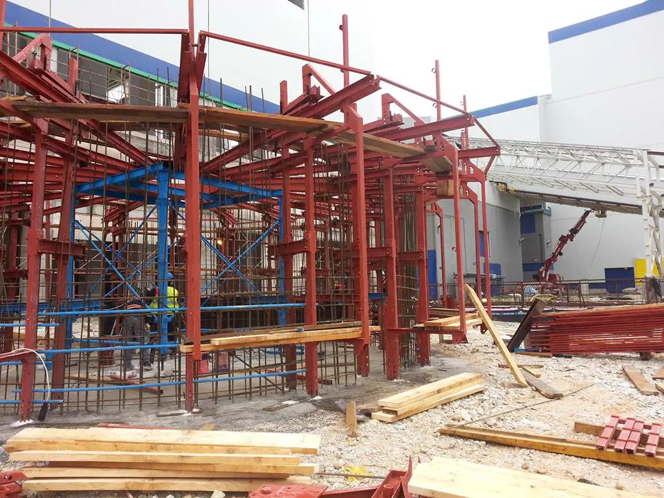 Plataforma del encofrado deslizante y pórticos de izado montados en la base de la chimenea de 100 m