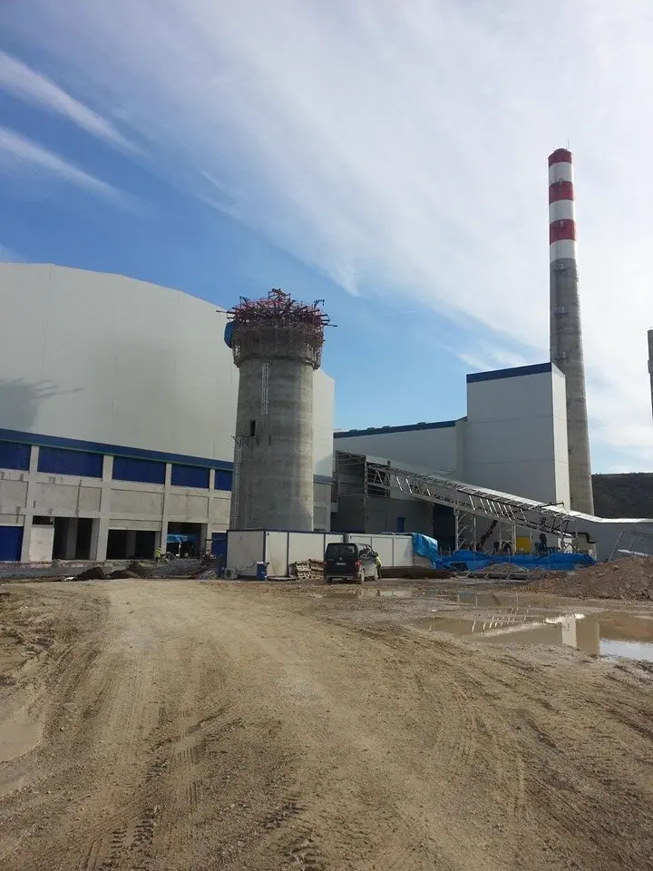 Fuste de la chimenea en construcción junto a los edificios de la fábrica de vidrio Park Cam en Bozüyük