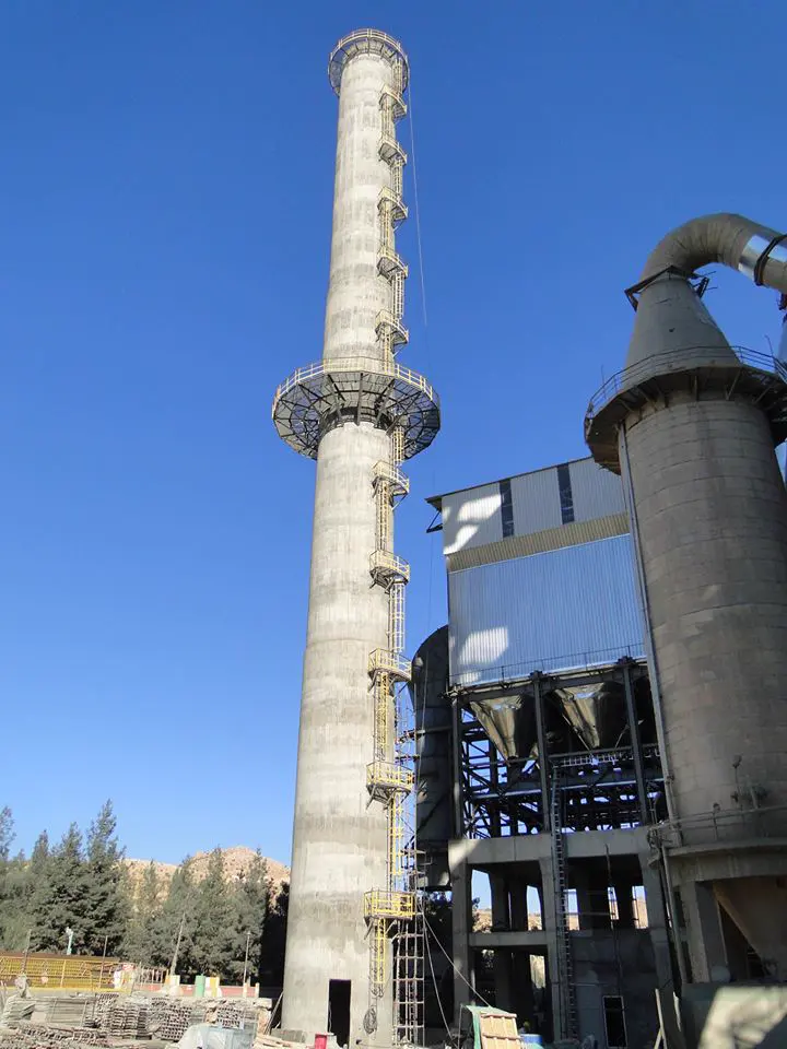 Chimenea de hormigón armado terminada con plataformas de acceso y escalera