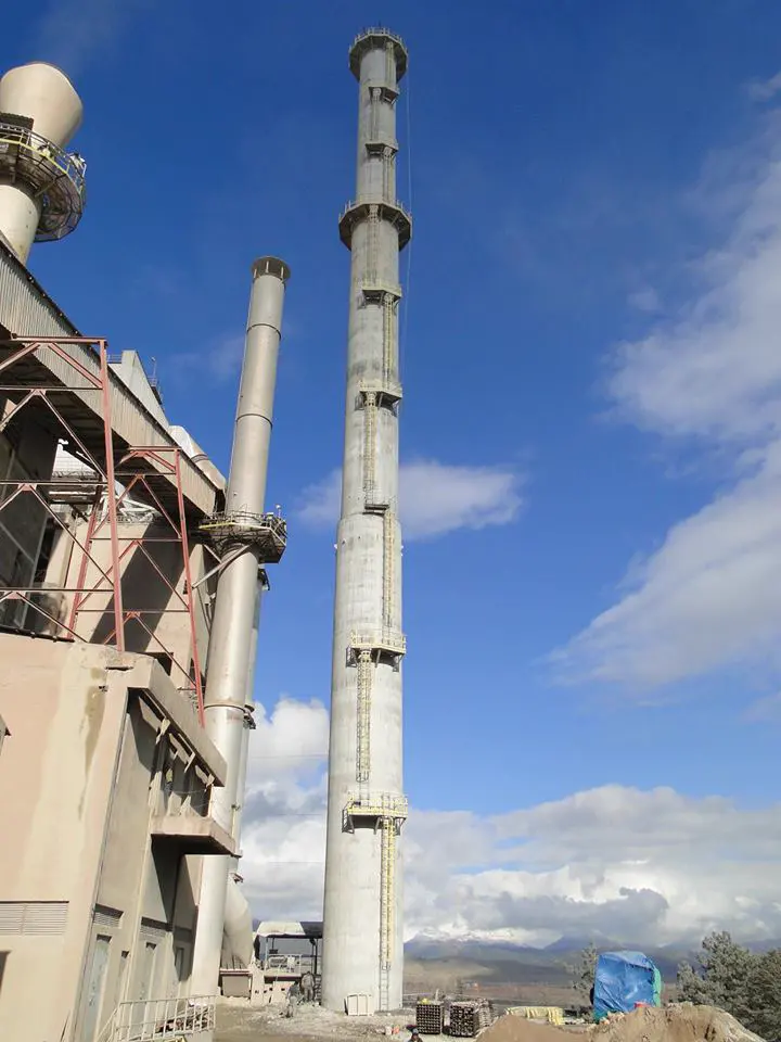 Chimeneas de hormigón armado terminadas bajo un cielo azul