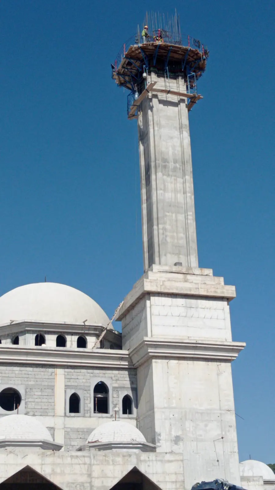 Fuste del minarete elevándose sobre la cúpula de la mezquita en el complejo Haznevi, Gaziantep
