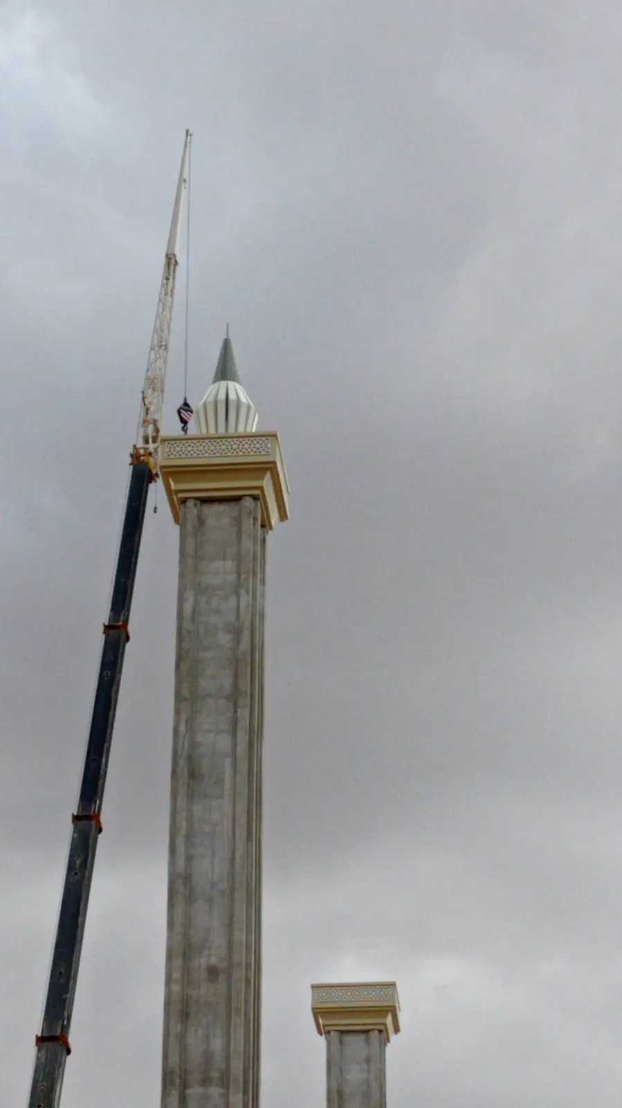 Colocación del remate del minarete con grúa móvil en el complejo de la mezquita Haznevi