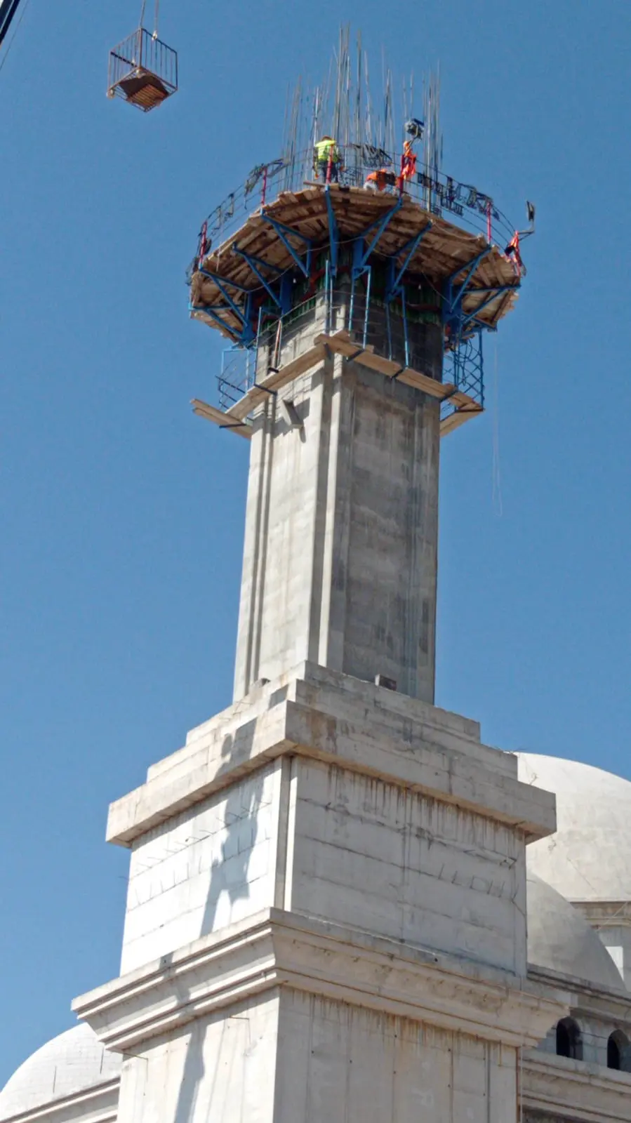 Plataforma de trabajo del minarete y cesta de la grúa en el complejo Haznevi