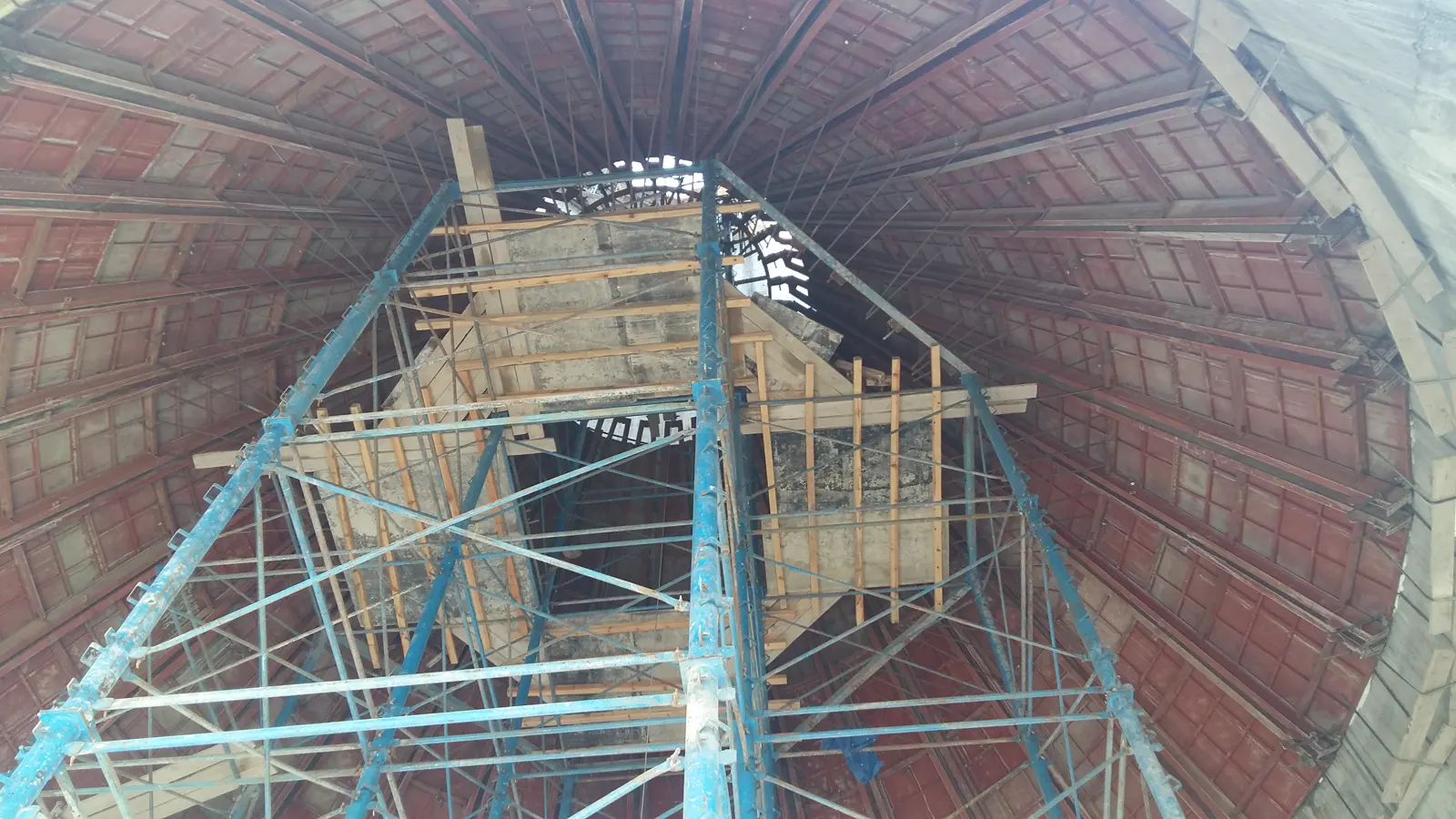 Torres de apuntalamiento bajo el encofrado de la cubierta en el interior de un silo de Ilgın