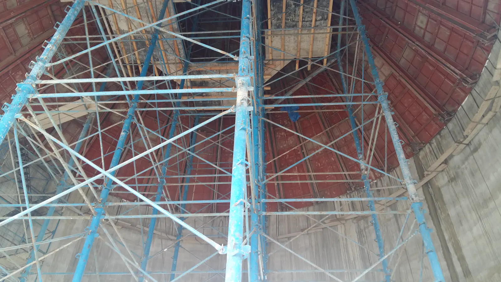 Twin reinforced-concrete silos under slipform construction at the Ilgın cement plant