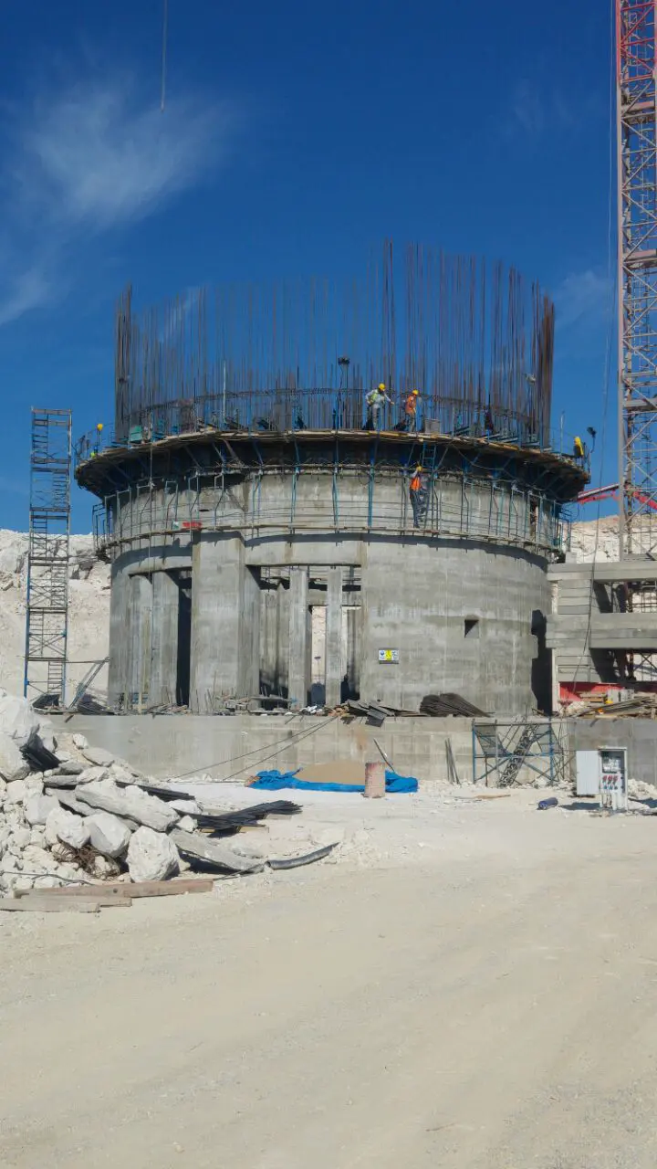 Fuste del silo ascendiendo con encofrado deslizante en la planta de cemento de Ilgın