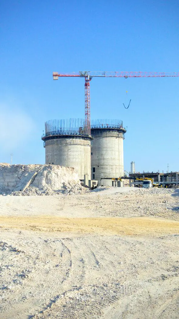 Silos gemelos de hormigón armado con grúa torre en la planta de cemento de Ilgın