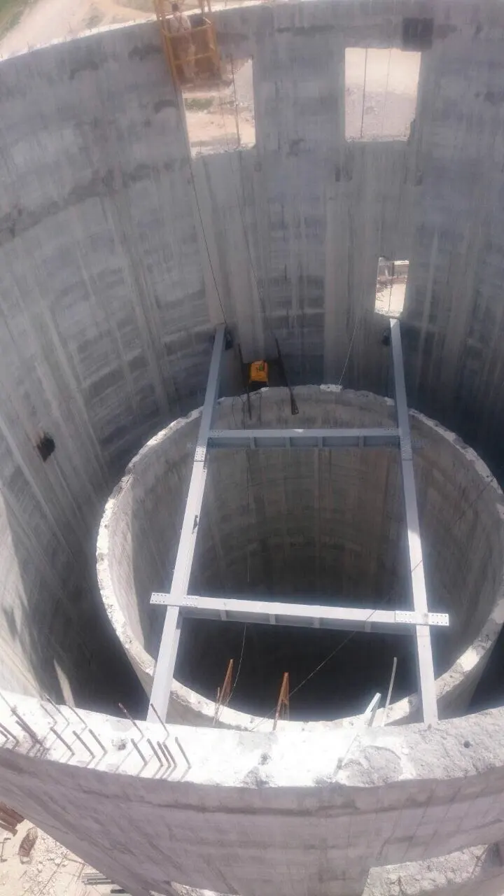 Vista desde lo alto hacia el interior del fuste de un silo, planta de cemento de Ilgın