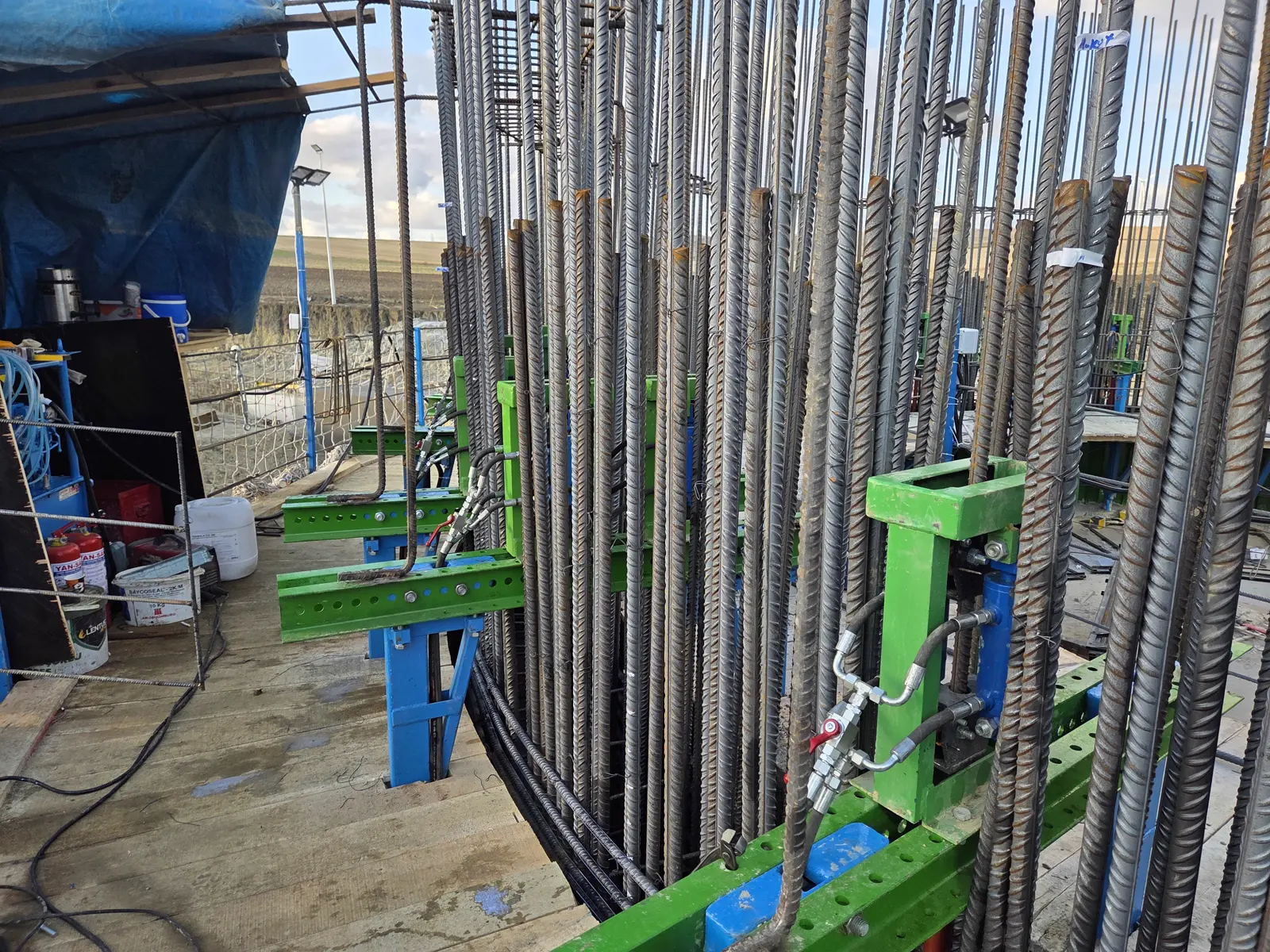 Vérins hydrauliques et jougs de coffrage glissant parmi les armatures verticales, silos de Silivri