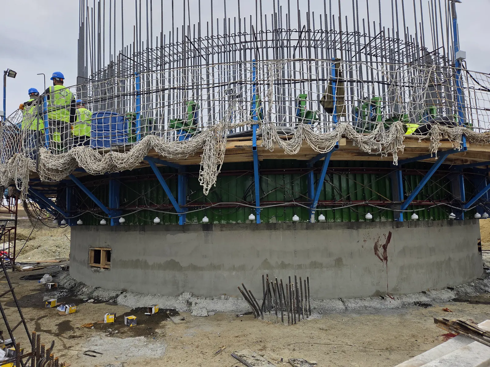 Clinker, additive and cement silos under construction at Boğaziçi Çimento, Silivri