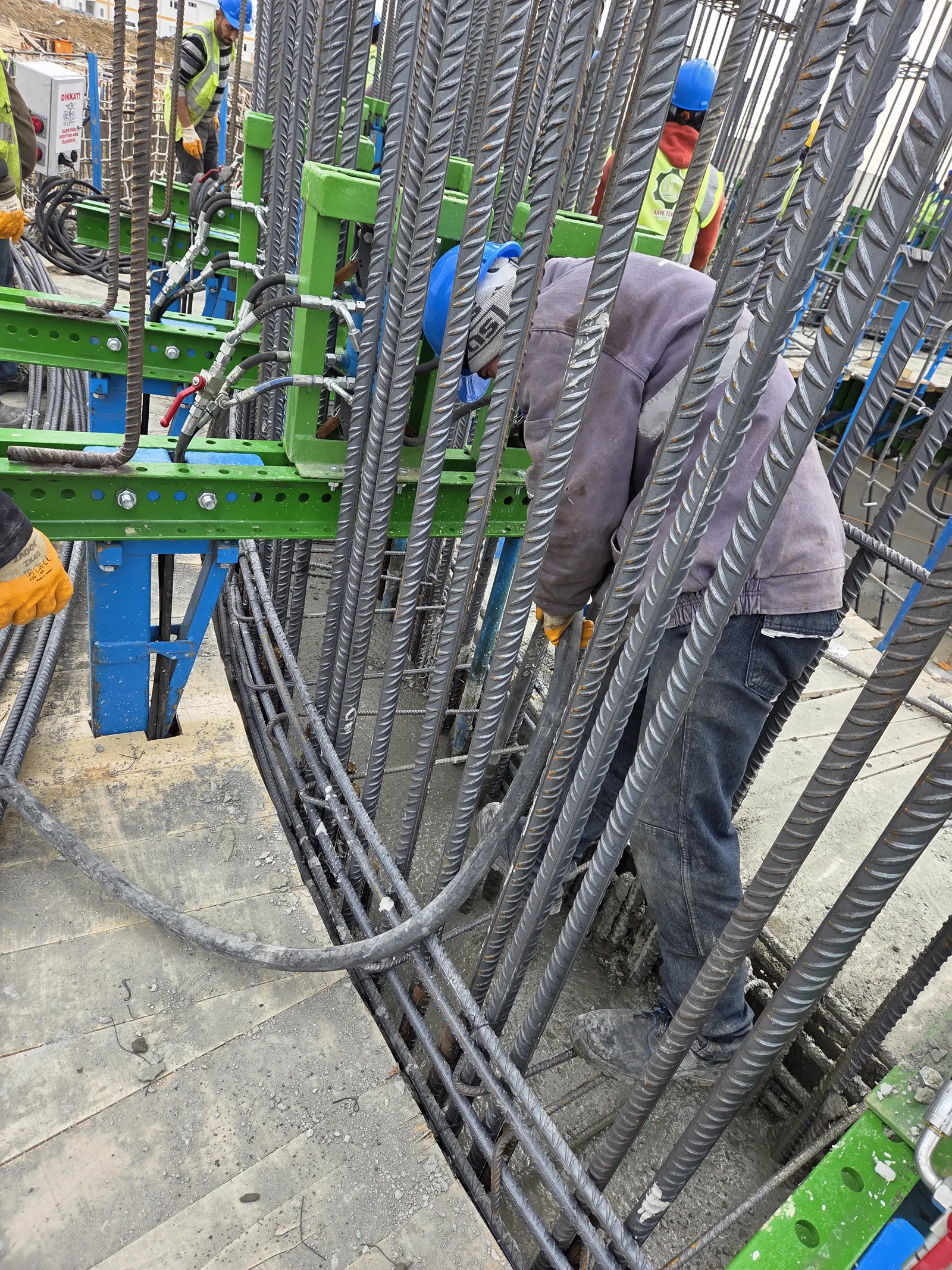 Opérateur contrôlant les flexibles hydrauliques des vérins du coffrage glissant, Silivri