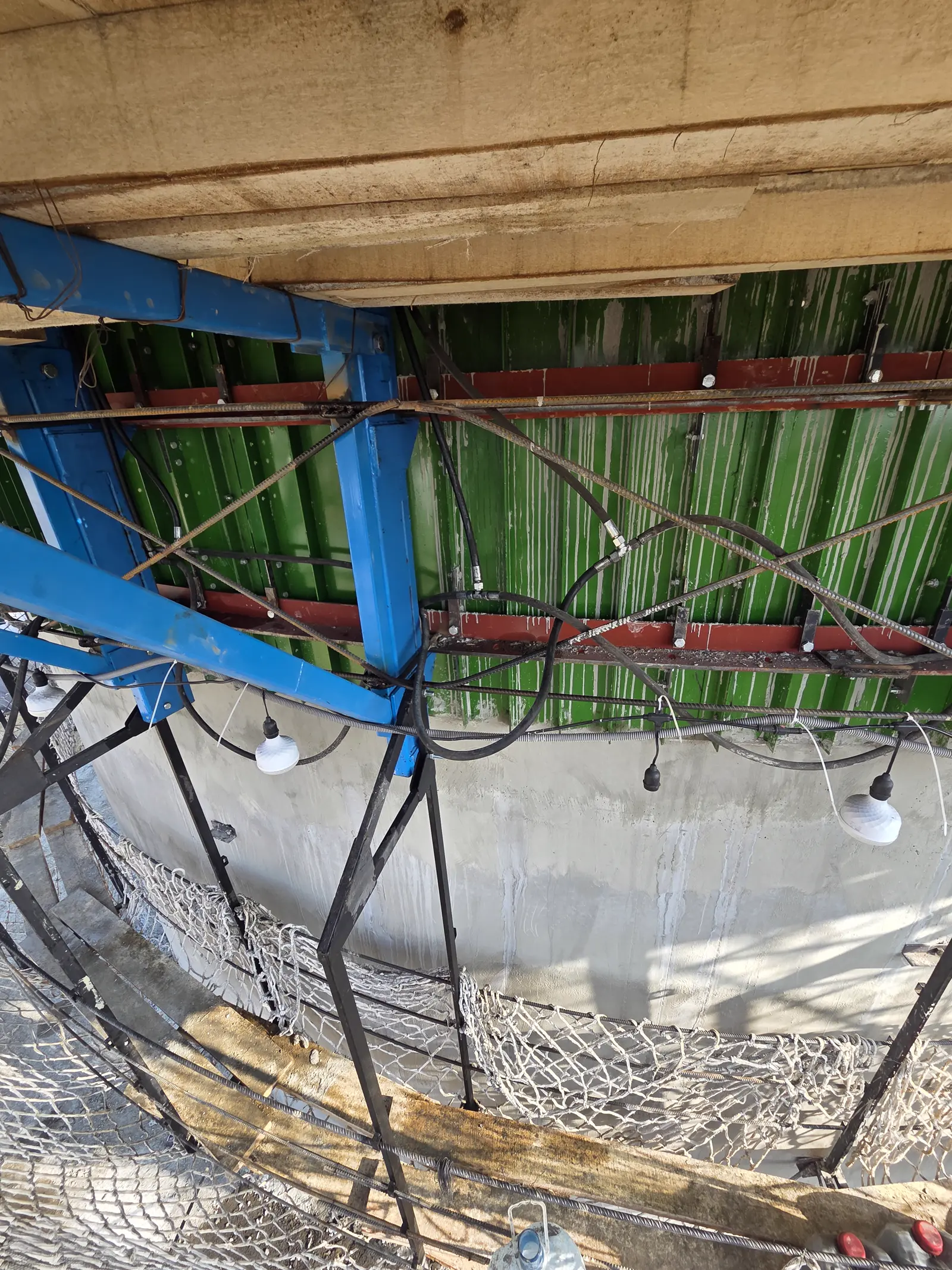 Sous-face du platelage de coffrage glissant et échafaudage suspendu sur un silo de Silivri