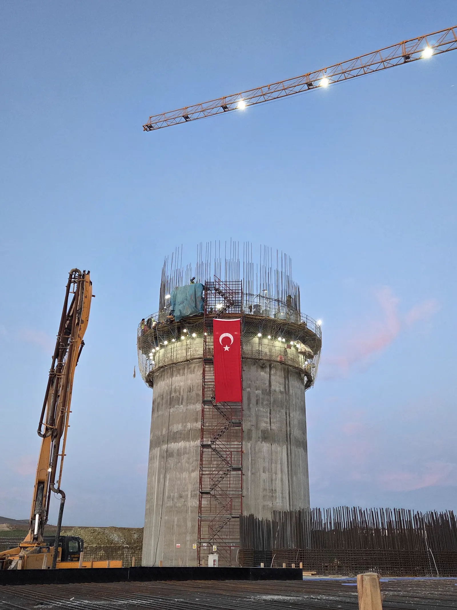 Fût de silo en cours d’élévation en coffrage glissant au crépuscule, Boğaziçi Çimento Silivri
