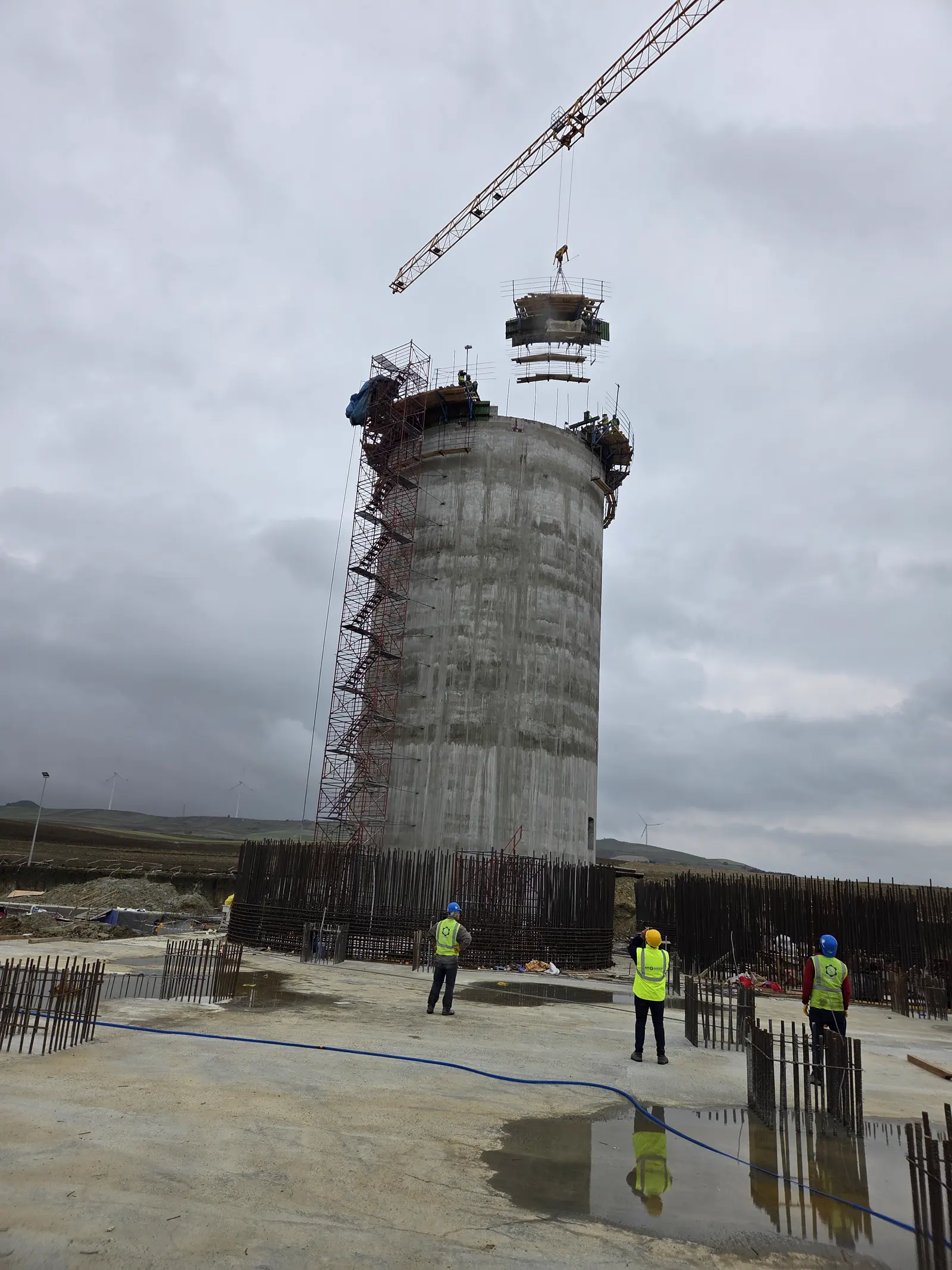 Fût de silo en construction par coffrage glissant, avec grue à tour, Silivri