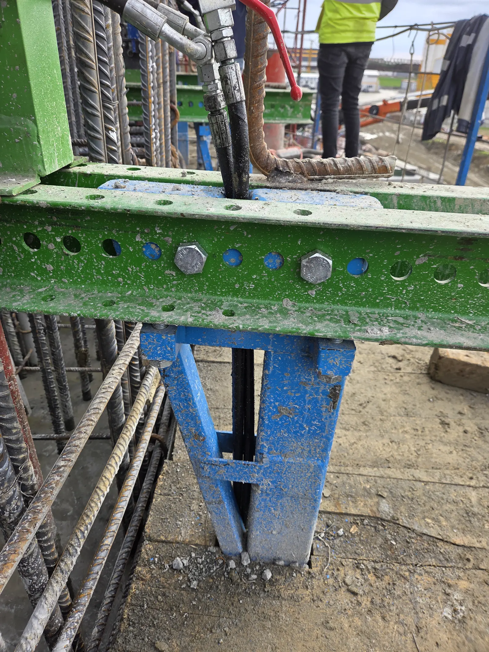 Détail d’un joug et d’un vérin de coffrage glissant sur le ferraillage du voile du silo