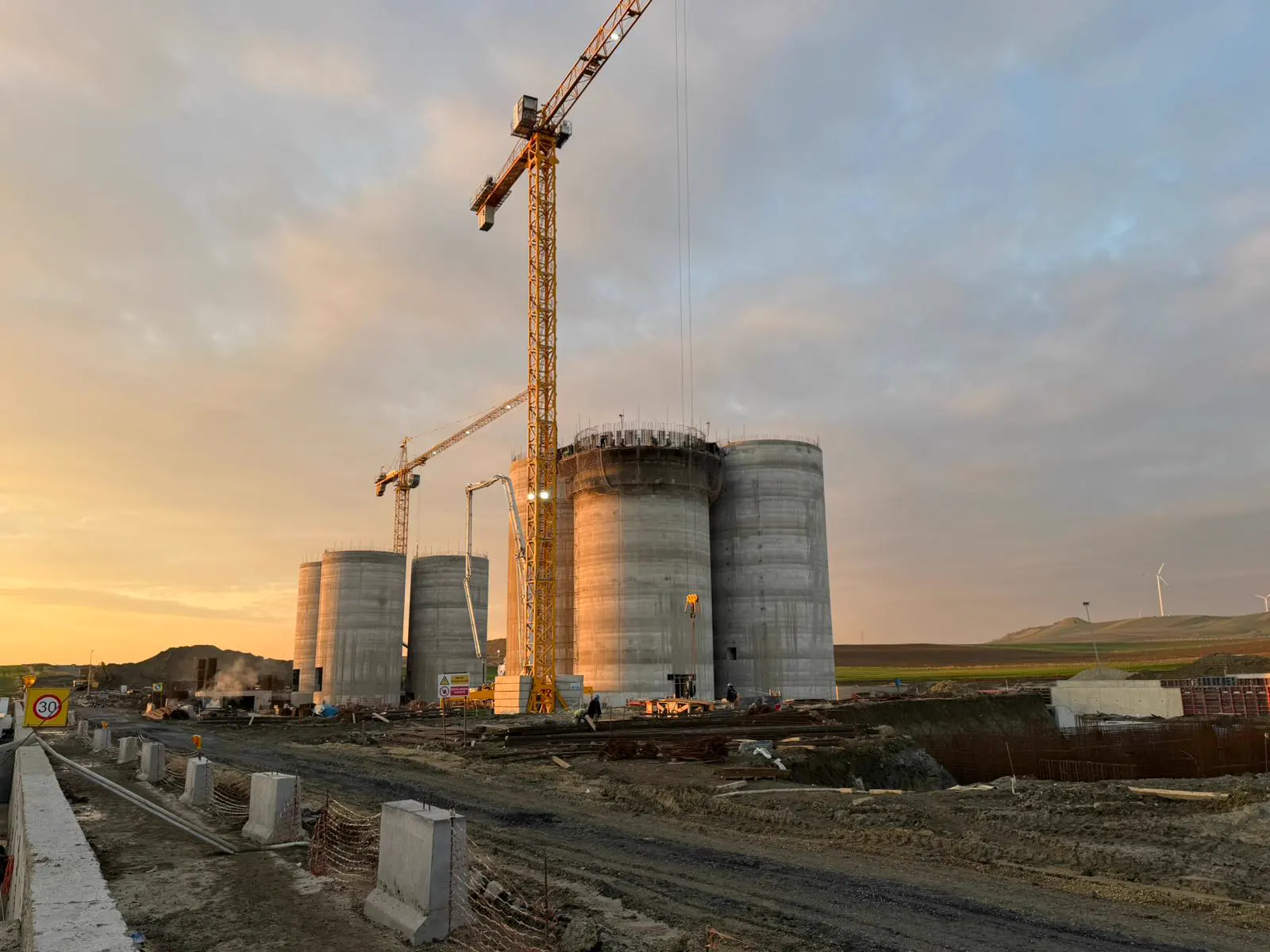 Clinker, additive and cement silos under construction at Boğaziçi Çimento, Silivri