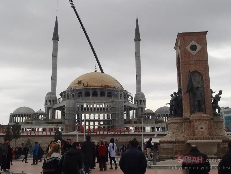 Cúpula y minaretes de la mezquita de Taksim en construcción detrás del Monumento a la República