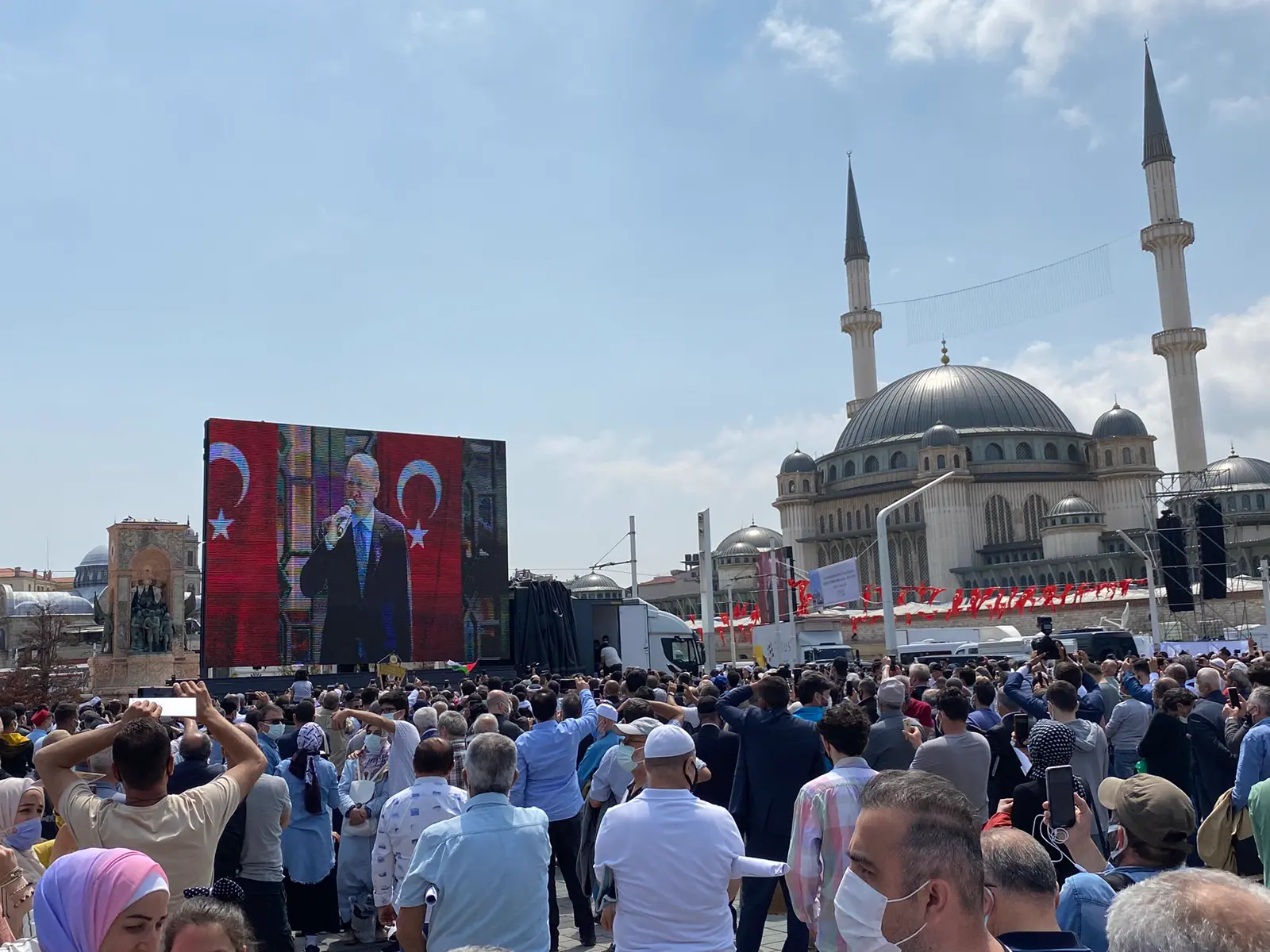 Multitud reunida en la plaza de Taksim frente a la mezquita terminada
