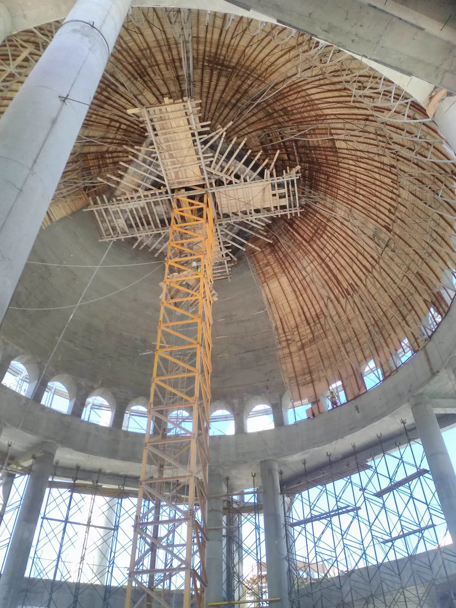 Encofrado de madera y torre de apuntalamiento en el interior de la cúpula principal de Ø 25,15 m