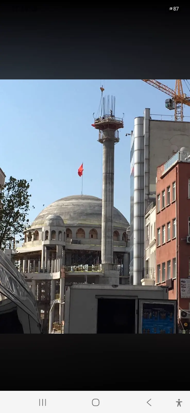 Fuste del minarete ascendiendo con encofrado trepante junto a la cúpula, mezquita de Taksim