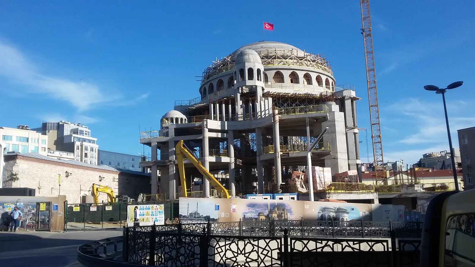 Cúpula principal y estructura de la mezquita en construcción con andamios