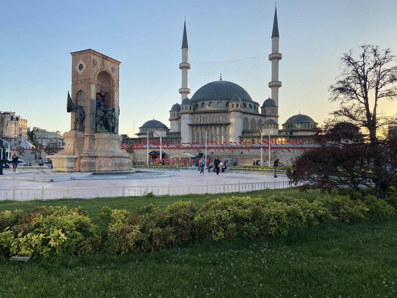 Mezquita de Taksim terminada y Monumento a la República al anochecer