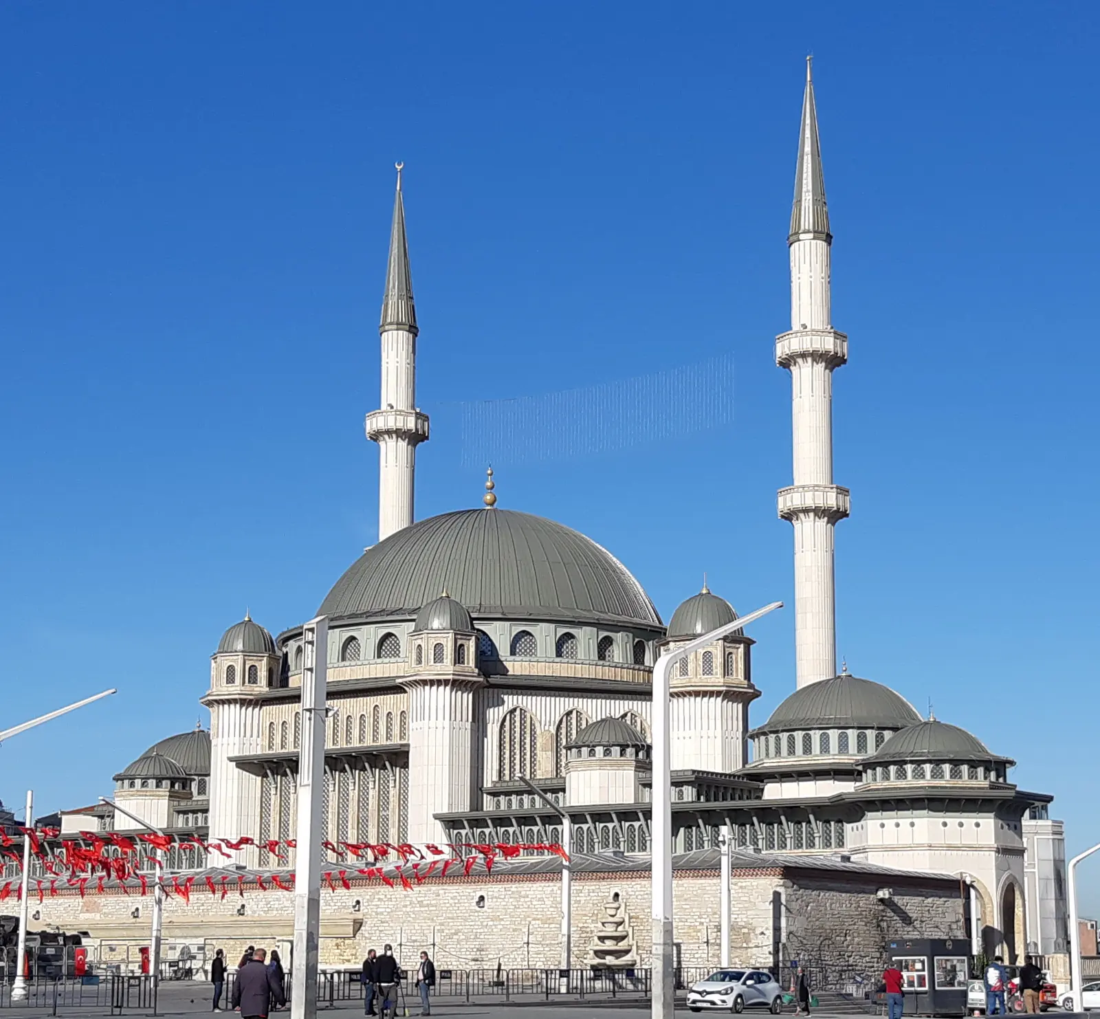 Mezquita de Taksim terminada con sus dos minaretes de 49 m, Estambul
