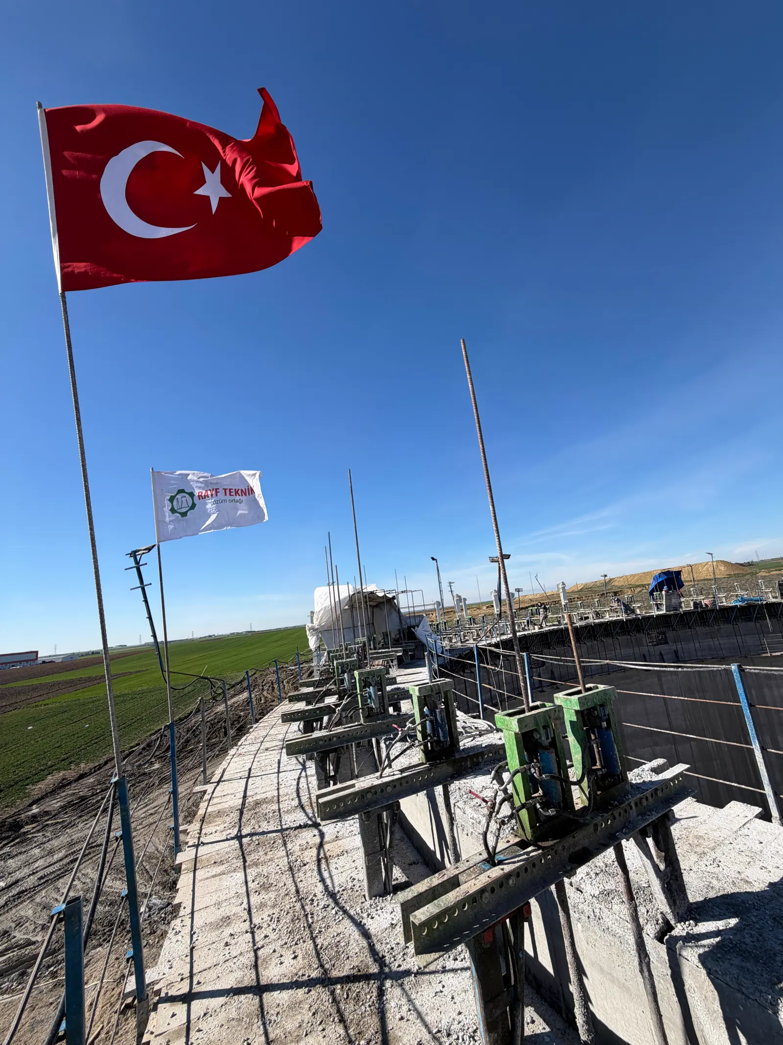 Jougs du coffrage glissant au sommet d’un voile de silo achevé, avec le drapeau turc