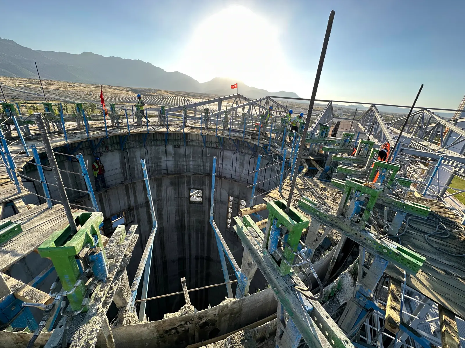 Platelage de coffrage glissant à l’intérieur du fût d’un silo, à la cote finale
