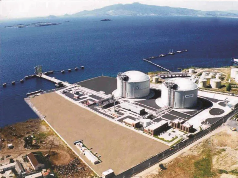 Terminal de GNL con dos tanques de almacenamiento y muelle, vista desde el aire