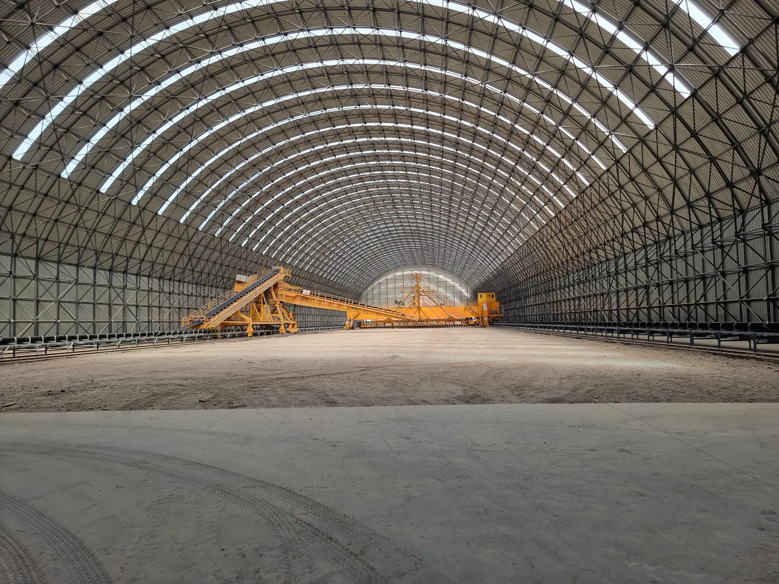 Nave abovedada de gran luz con apiladora y recogedora, planta de cemento de Yizaj