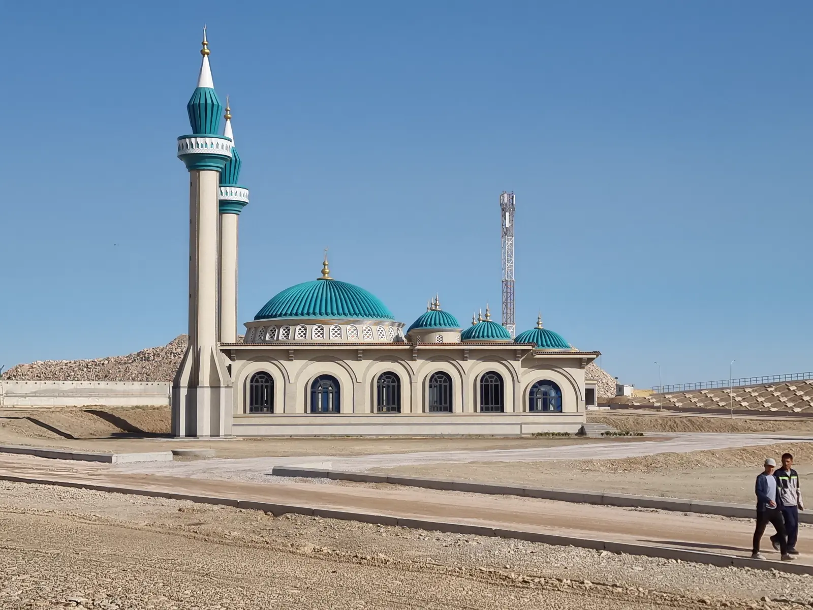 Mezquita con dos minaretes en la obra del proyecto de Yizaj