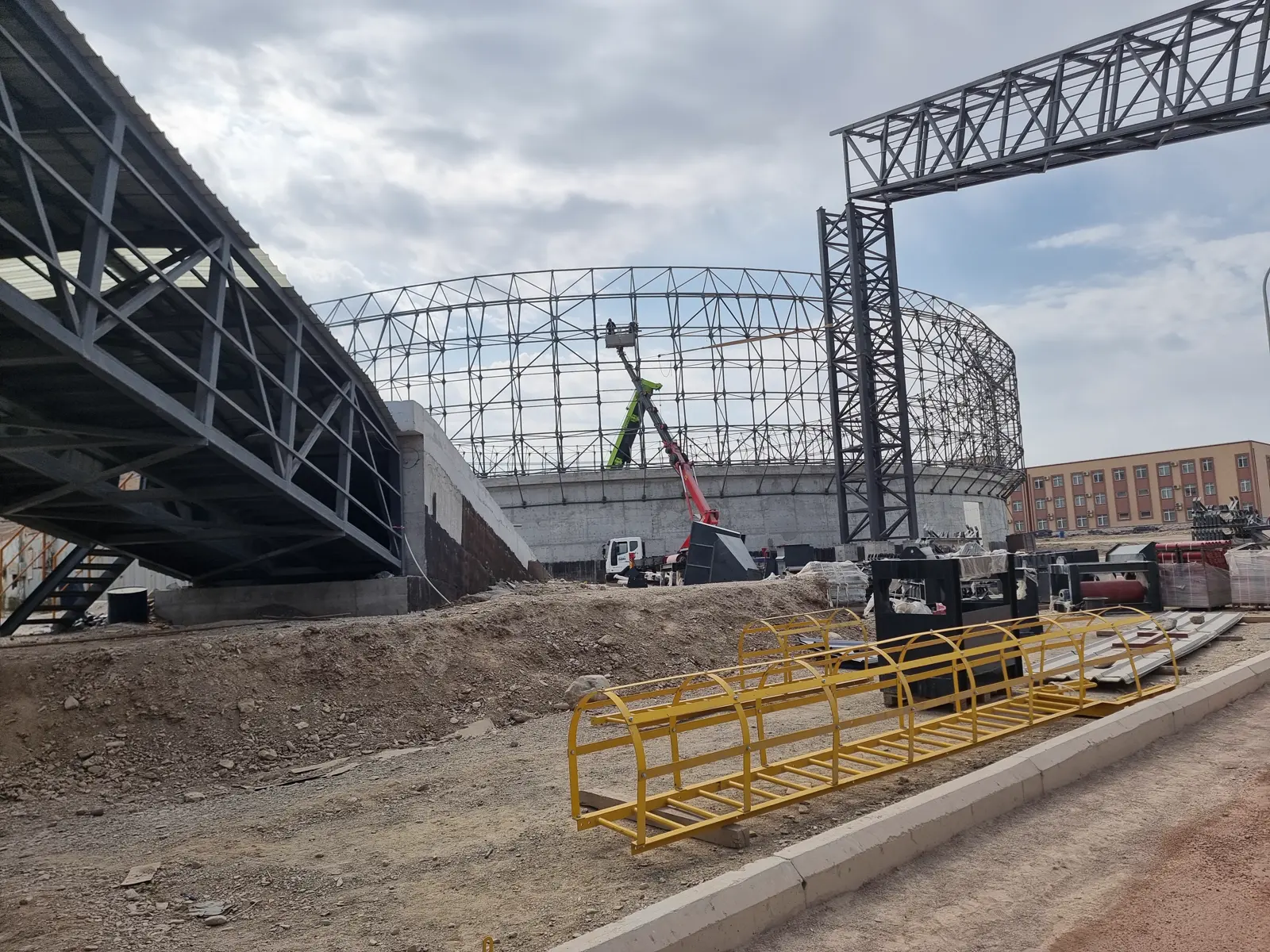 Cúpula metálica circular y galería de cintas transportadoras en construcción, Yizaj