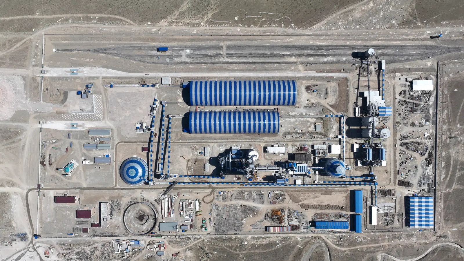 Vista aérea de la implantación de la planta de cemento de Yizaj, en Uzbekistán