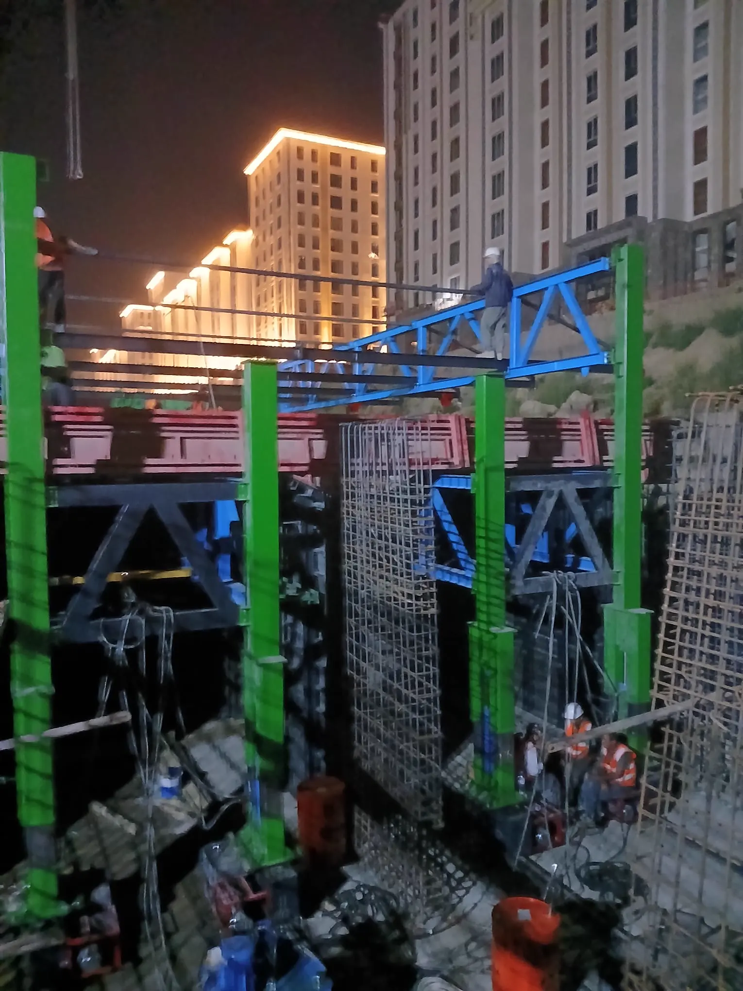 Coffrage hydraulique de tunnel en service de nuit dans la tranchée du métro de Tachkent