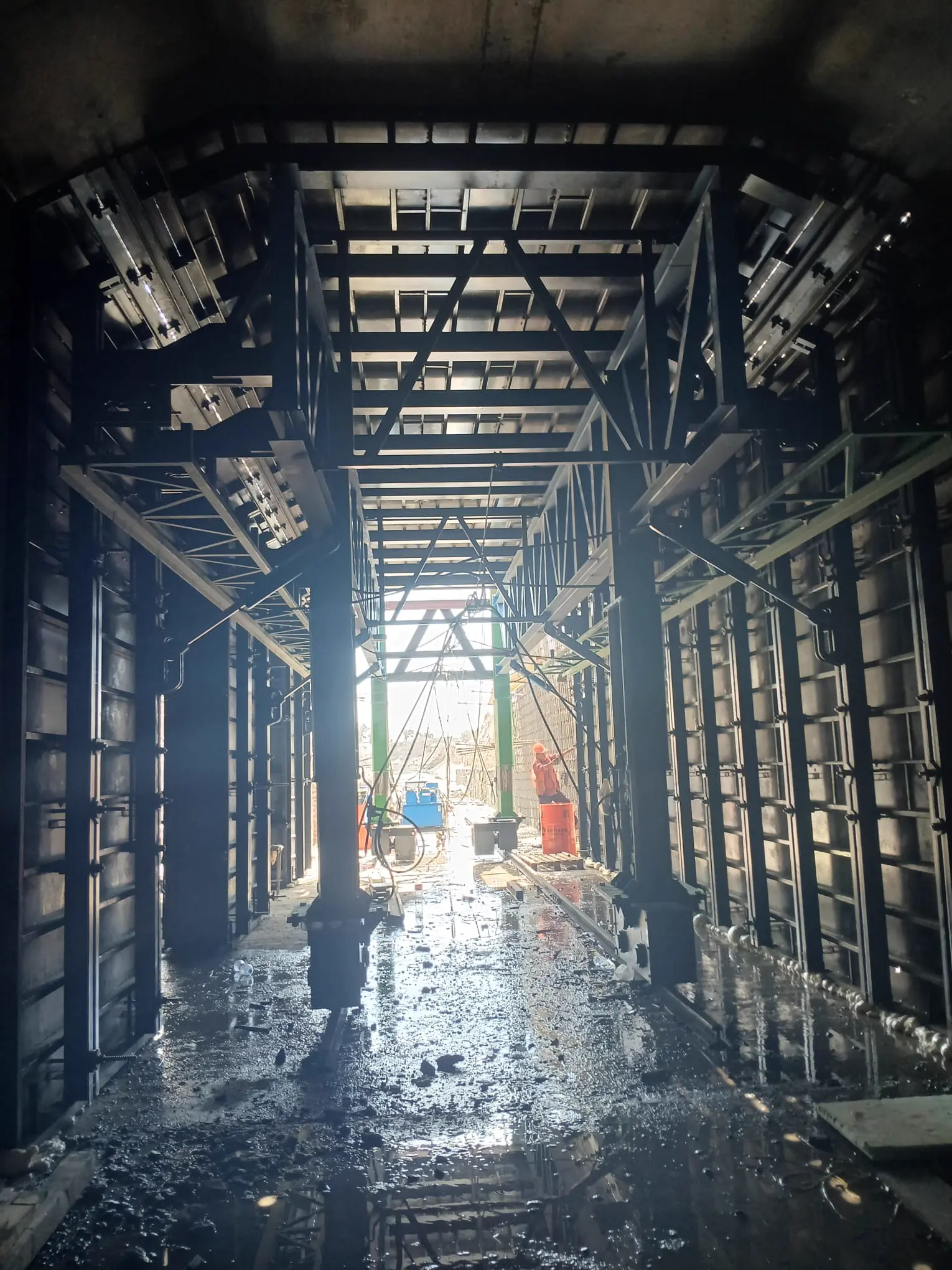 Intérieur du coffrage de tunnel de métro à deux tubes, large de 13 m, Tachkent