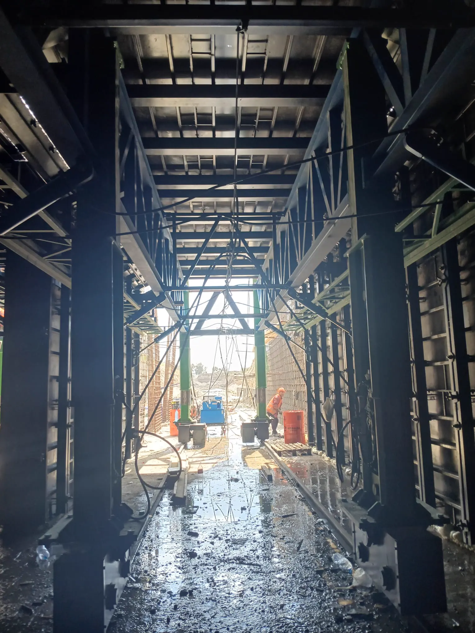 Vue intérieure du chariot de coffrage hydraulique dans le tunnel de métro
