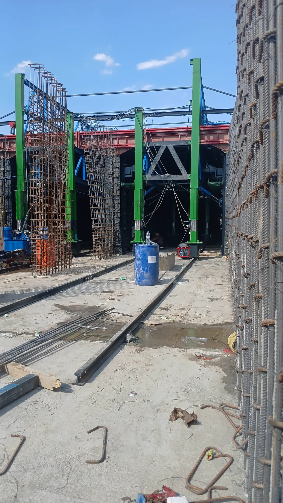 Rails de coffrage et armatures dans la tranchée couverte, métro de Tachkent