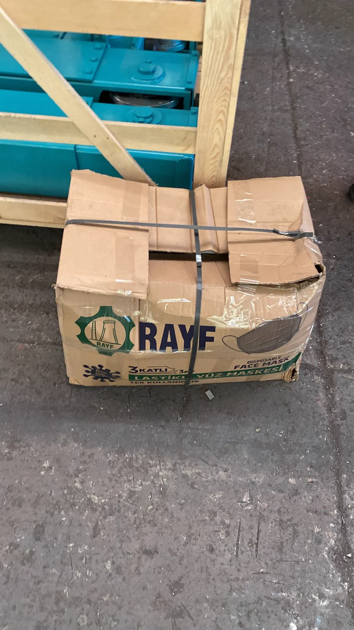 Componentes de la grúa en cajas y piezas embaladas a la espera de envío