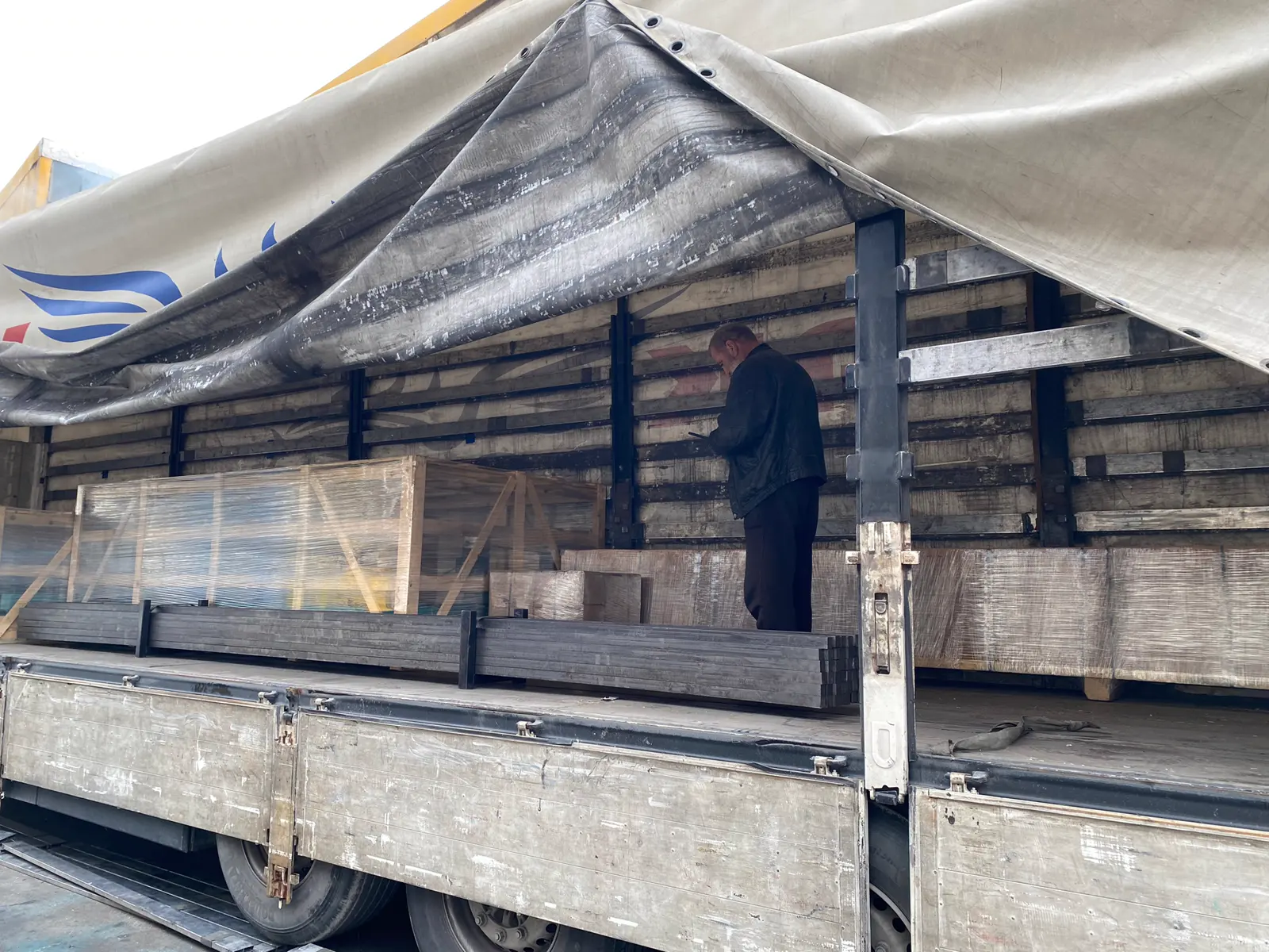 Carga de componentes de la grúa en un camión con destino a Uzbekistán