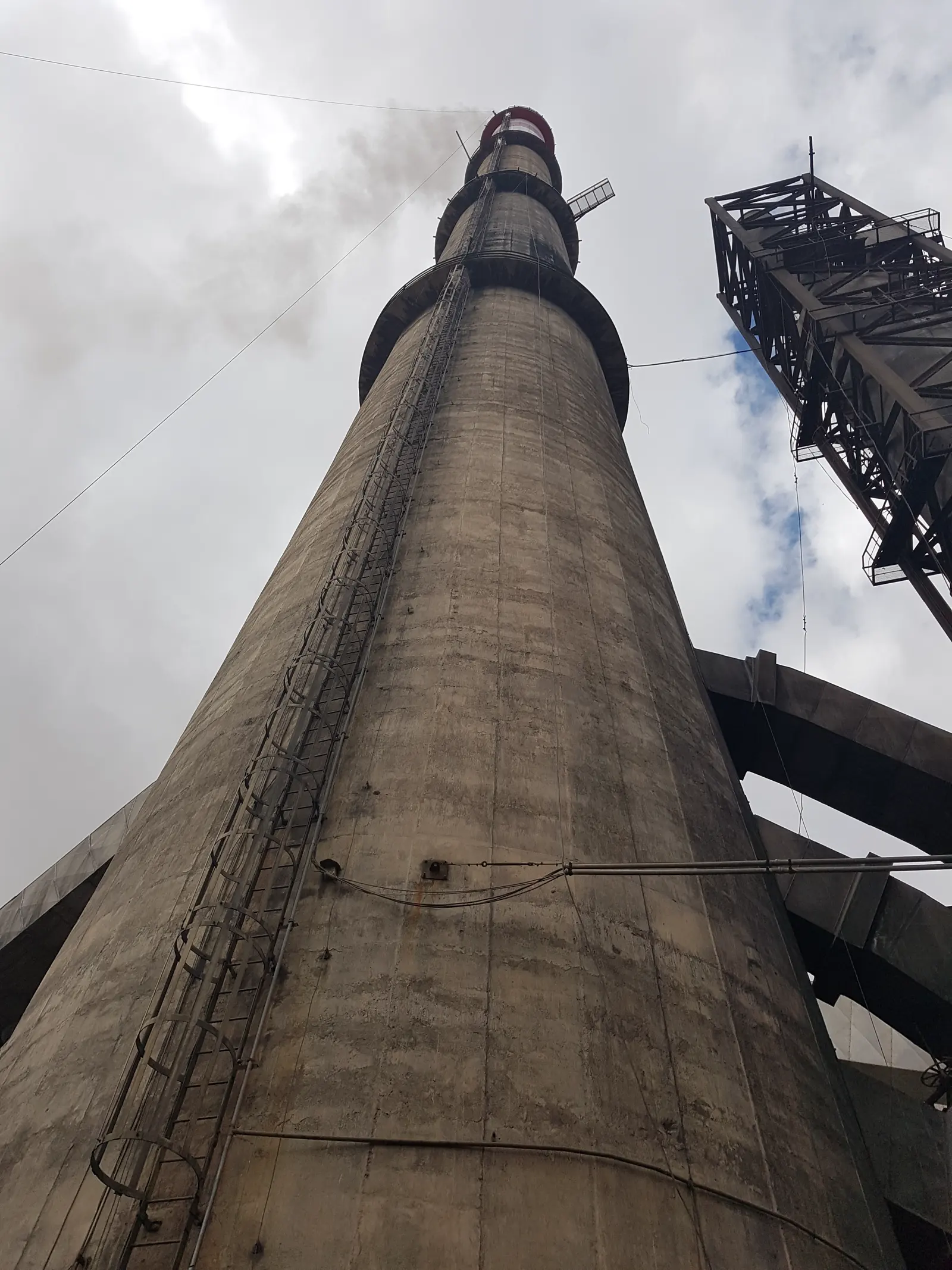 Cheminée Petlas à Kırşehir, avec la tour d’accès métallique adjacente