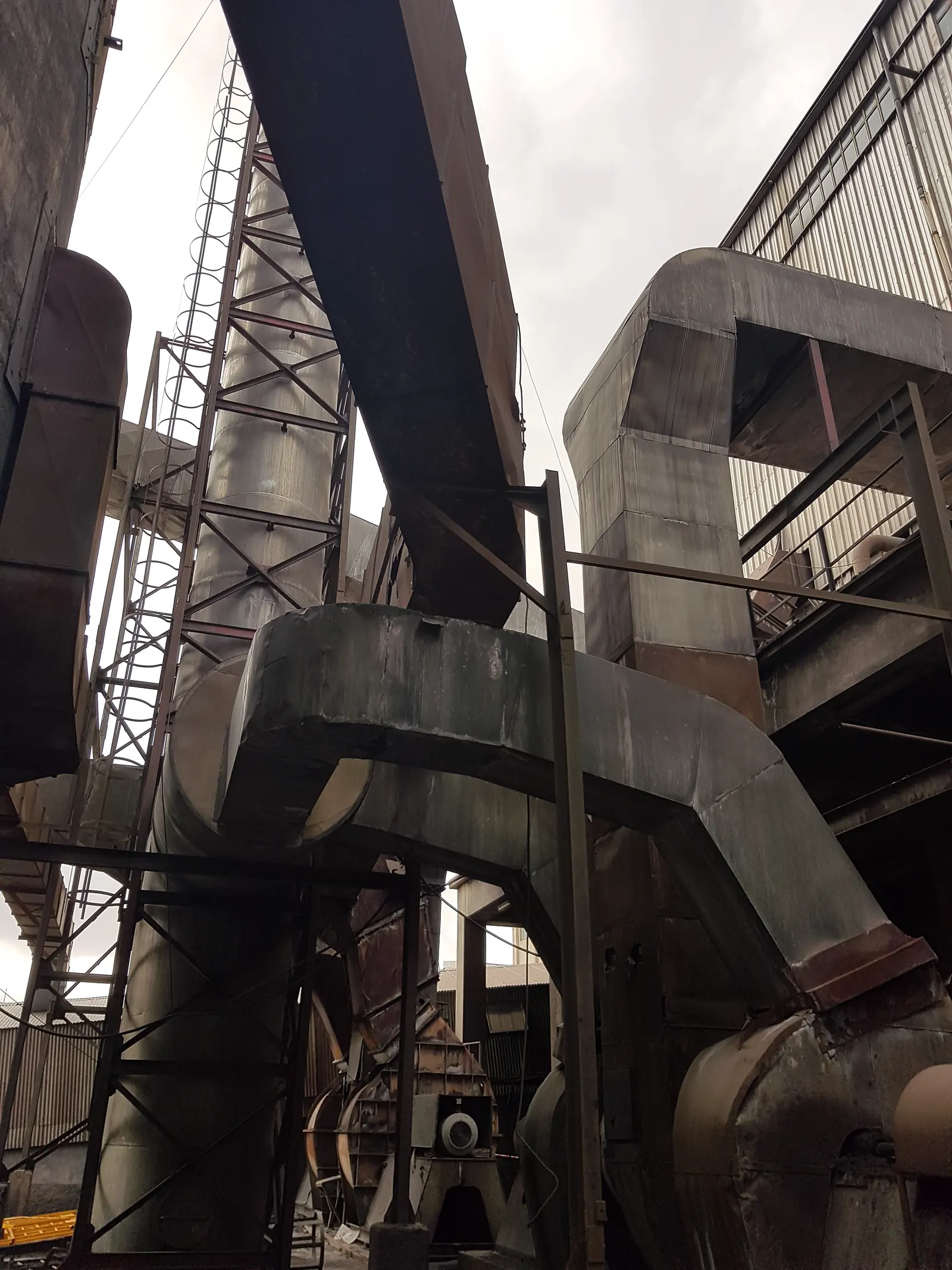 Conduits de fumée à la base de la cheminée Petlas à Kırşehir