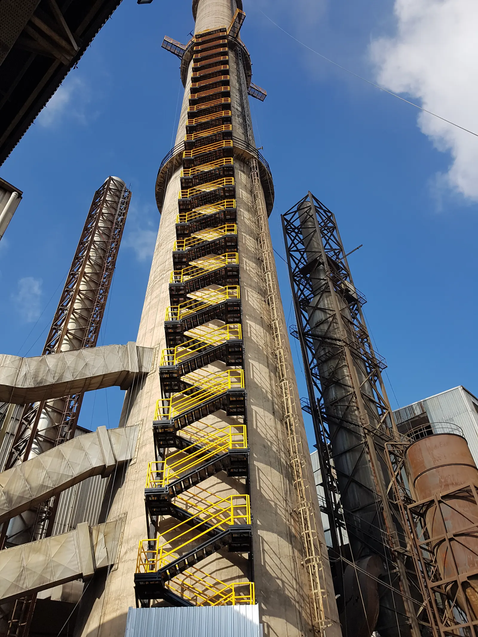 Escalier en Z jaune installé sur la cheminée Petlas jusqu’à +36 m