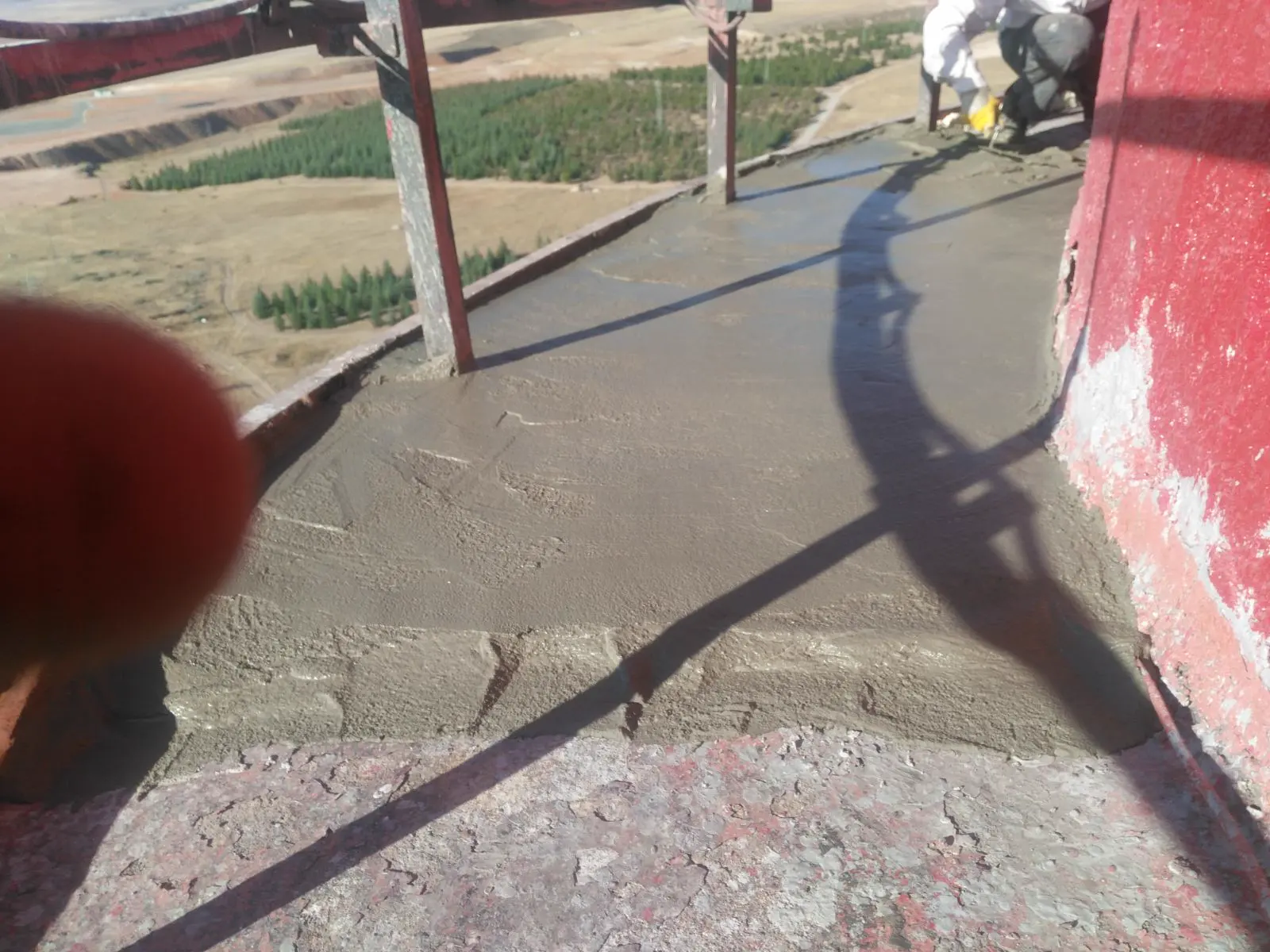 Béton frais sur une dalle de balcon de cheminée pendant les travaux CEMS