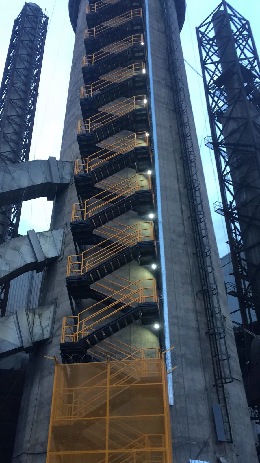 Escalier en Z éclairé sur la cheminée Petlas au crépuscule