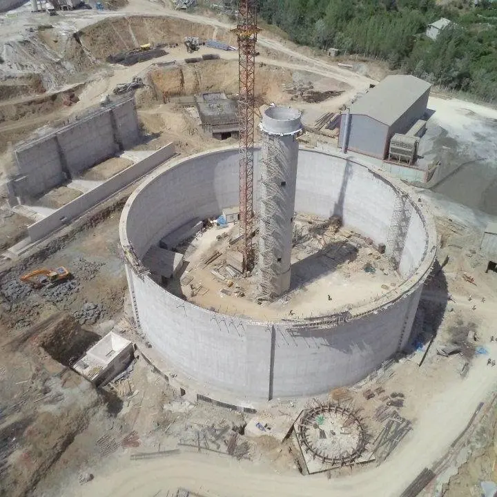 Vista aérea de una gran estructura circular de hormigón armado en construcción, Kavak